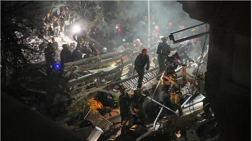 ইসরায়েলে ইরানের ক্ষেপণাস্ত্রের আঘাত, ধসে পড়ল ভবন